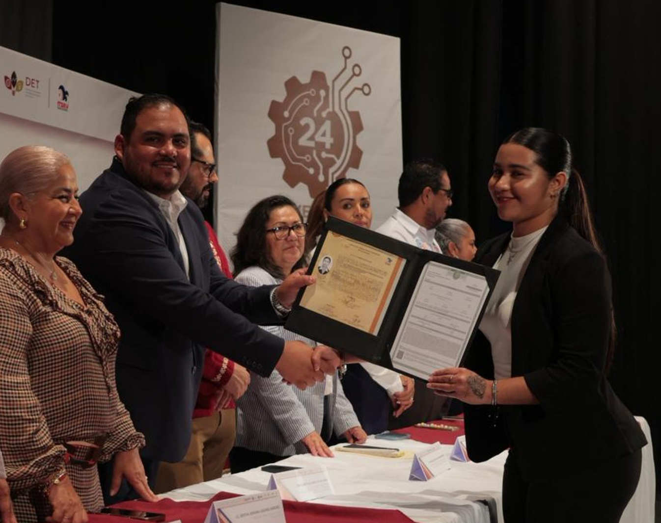 Cumple Tecnológico Superior de Alvarado con entrega de títulos profesionales